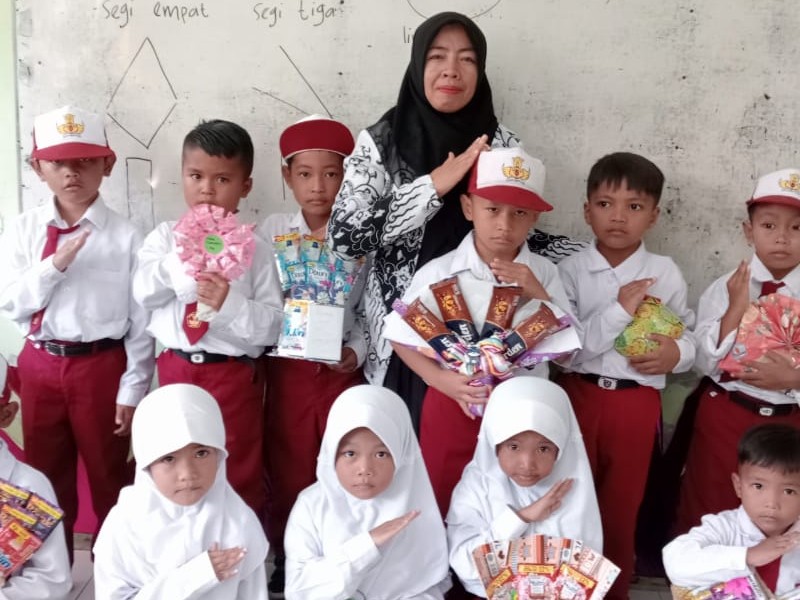 PERAYAAN HARI GURU YANG DI ADAKAN DI LEMBAGA SDN TELEMPONG